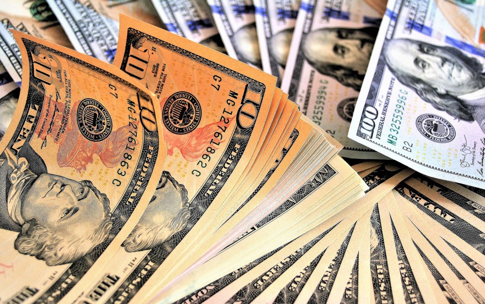 Dólar opera em alta após novo recorde na véspera