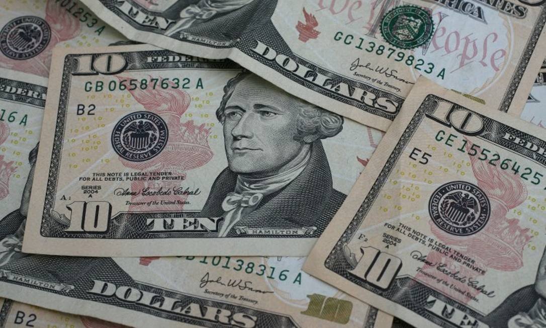 Dólar sobe a R$ 4,37 por temor de que coronavírus afete resultado de empresas; Bolsa avança