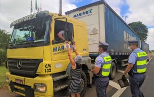 Polícia Rodoviária entrega kits de higiene e alimentação a caminhoneiros