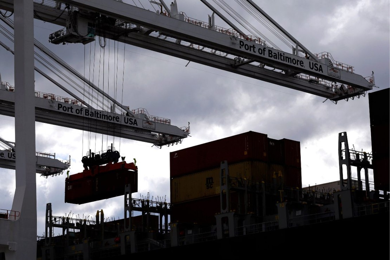 EUA estudam suspender cobrança de tarifas de importação, dizem autoridades
