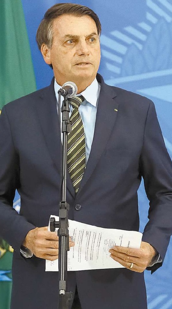 Bolsonaro cria MP que permite corte de salário e volta atrás