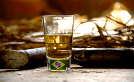 Produtores brasileiros de cachaça doarão 70 mil de litros de álcool ao SUS