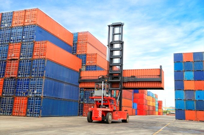 Com aumento de importações, contas externas fecham fevereiro com déficit de US$ 3,9 bilhões