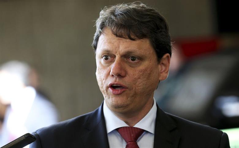 Ministro da Infraestrutura faz intervenção e atividades serão mantidas no Porto
