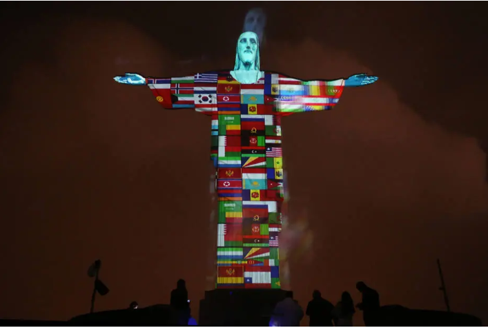 Cristo Redentor é iluminado com bandeiras de países que enfrentam pandemia