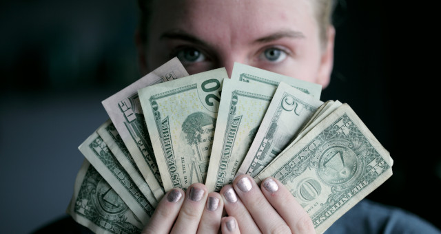 Dólar não para de subir e beira R$ 4,50 na abertura com queda da Selic no radar