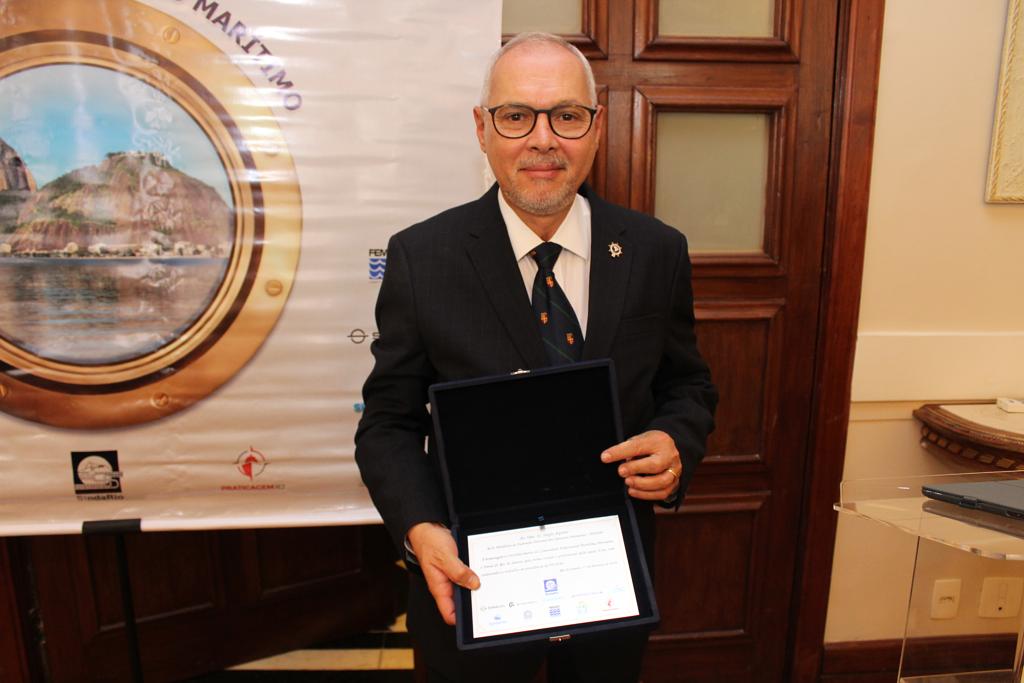 SINDARIO homenageou o presidente da FENOP, Sérgio Aquino como reconhecimento da Comunidade Empresarial Marítima, Portuária e Naval do Rio de Janeiro pela forma cordial  e profissional que ele vem conduzindo os trabalhos à frente da FENOP