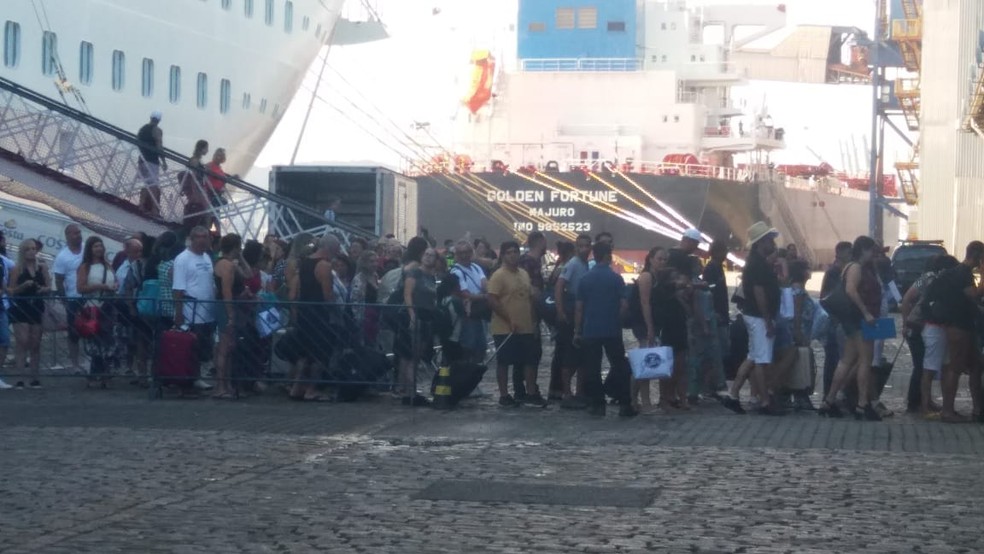 Passageiros fazem aglomeração após desembarque de navio de cruzeiro no Porto de Santos
