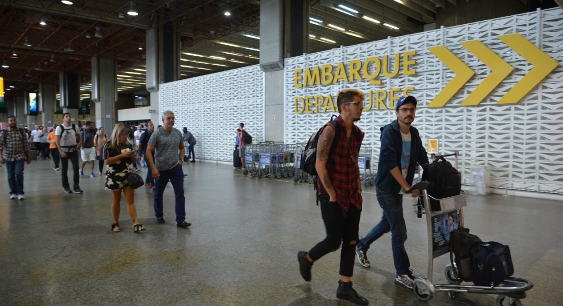Brasil fecha fronteiras para estrangeiros e mantém cargas
