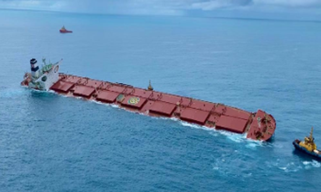 Começa retirada de óleo de navio