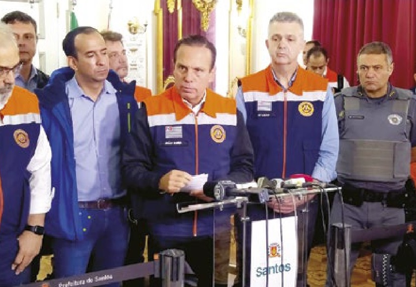 Doria sobrevoa Baixada Santista e se diz "chocado"