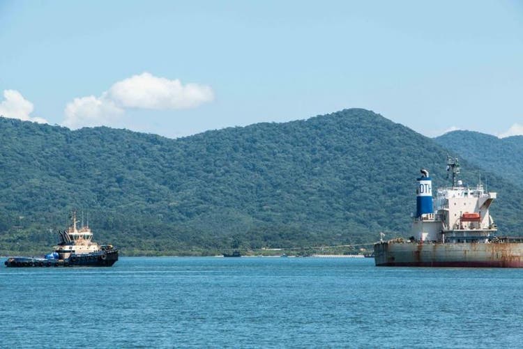 Navio graneleiro encalha na saída do Porto de São Francisco do Sul