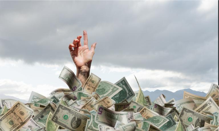 Nas casas de câmbio, dólar já é vendido a mais de R$ 5. Veja o que fazer