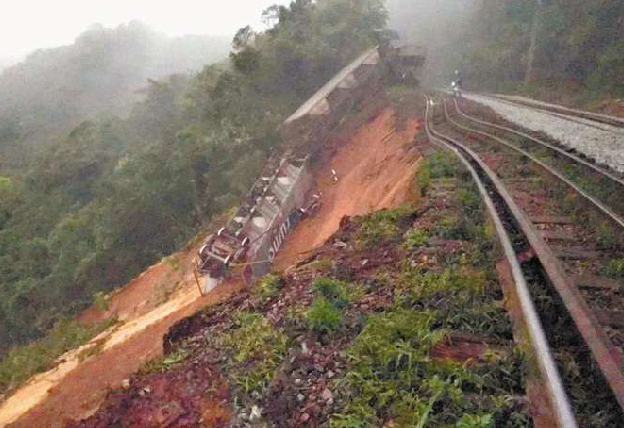 Vagões descarrilam na Serra do Mar