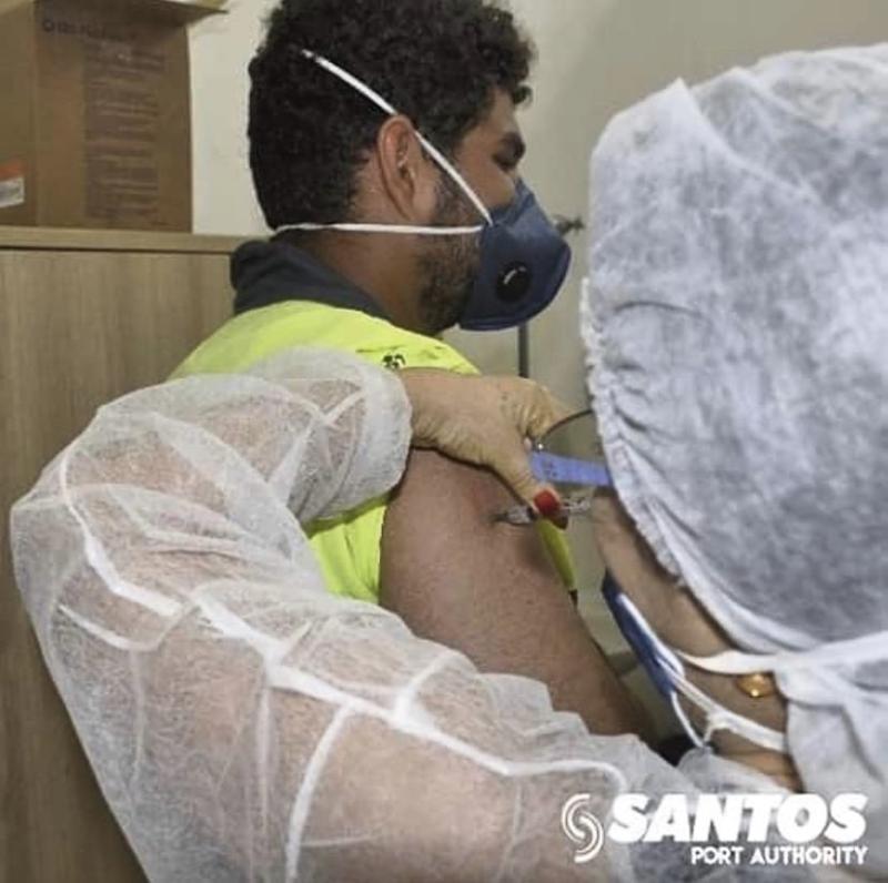 Os trabalhadores portuários poderão receber a vacina contra a gripe até as 15 horas de hoje, numa ação conjunta entre a Prefeitura de Santos e a Santos Port Authority (SPA)