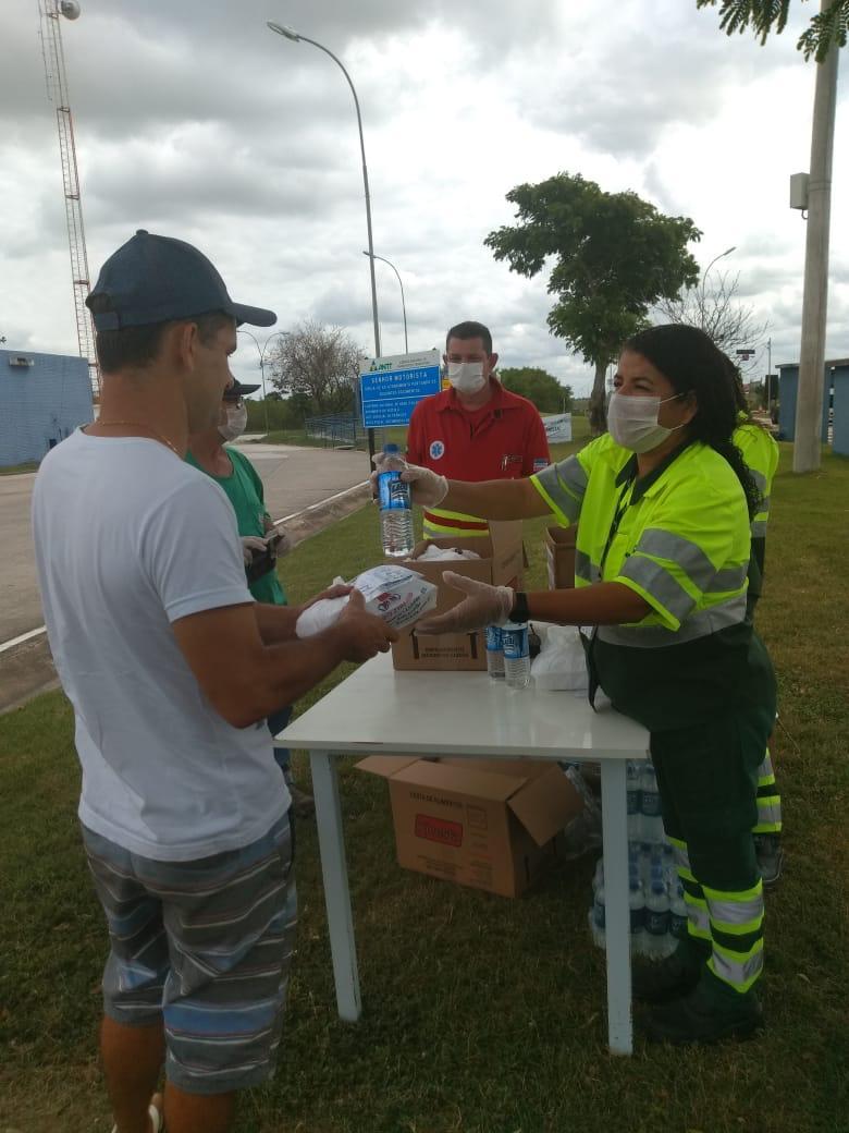 Grupo EcoRodovias entrega gratuitamente 37 mil kits com lanches, frutas e refeições aos motoristas de caminhão que passam pelas bases de atendimento, postos policiais e de serviço das concessionárias do Grupo