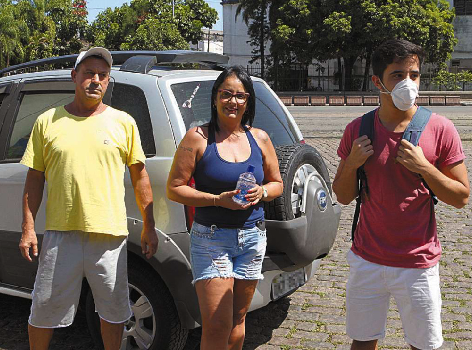 Após 16 dias isolados, 75 deixam navio em Santos
