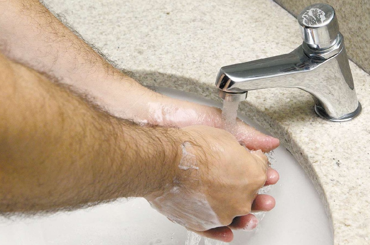 Contra o vírus, só álcool 70, água e sabão