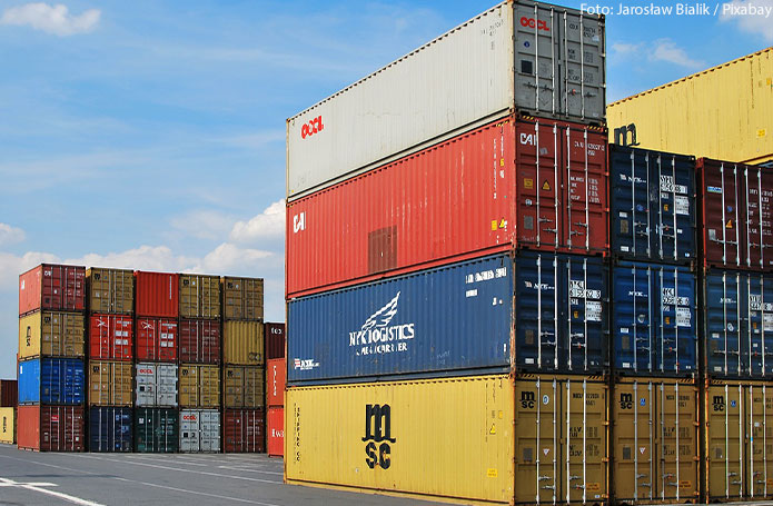 Balança comercial tem superávit de US$ 882 milhões com semana de três dias úteis em abril