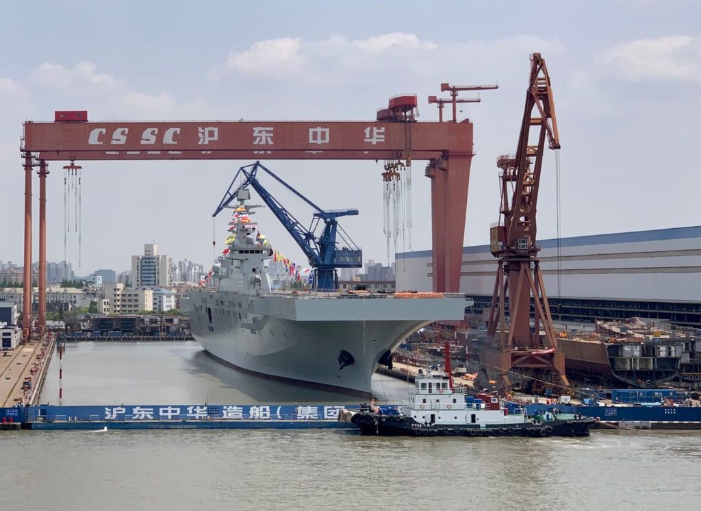 China lança segundo porta-helicópteros Type 075