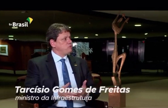 Ministro da Infraestrutura, Tarcisio Freitas lembra que amanhã começa a Campanha Nacional de Vacinação para os caminhoneiros e portuários
