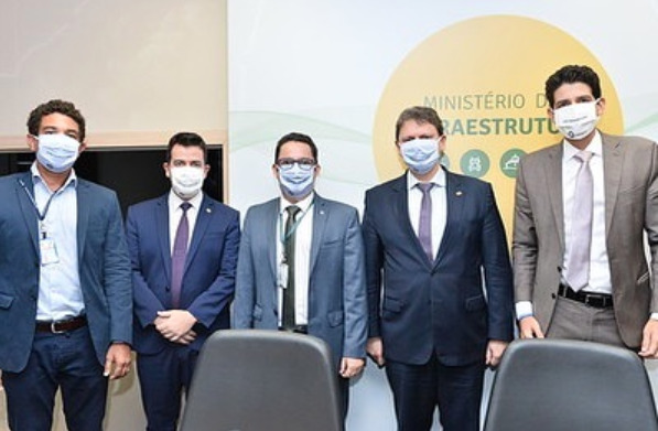 O Ministro Tarcísio Freitas e sua equipe do Minfra também adotaram as máscaras