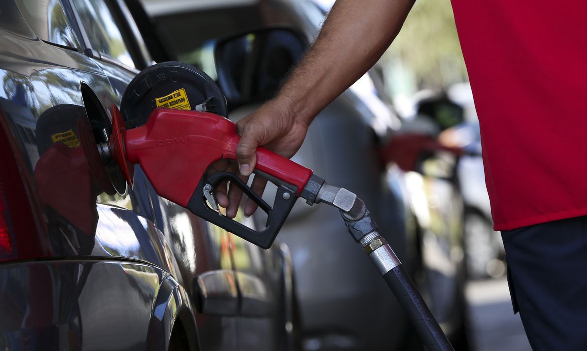 Gasolina atinge menor patamar em 15 anos