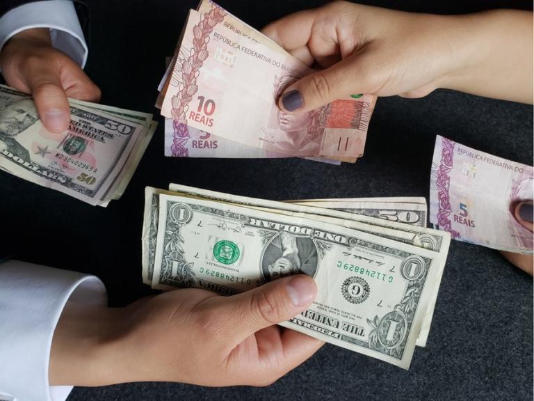 Dólar chega a ser vendido a R$ 6,91 nas casas de câmbio, e disparada gera corrida por repatriação de dinheiro