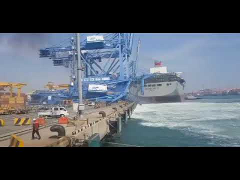 Navio porta-contêineres colide com portêiner na Coreia do Sul
