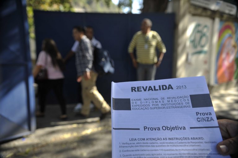 Projetos permitem que médicos formados no exterior sem Revalida atuem durante pandemia