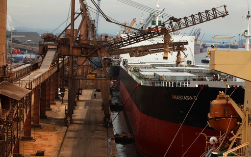 Fila de navios para exportar açúcar sobe para 22 embarcações, diz agência