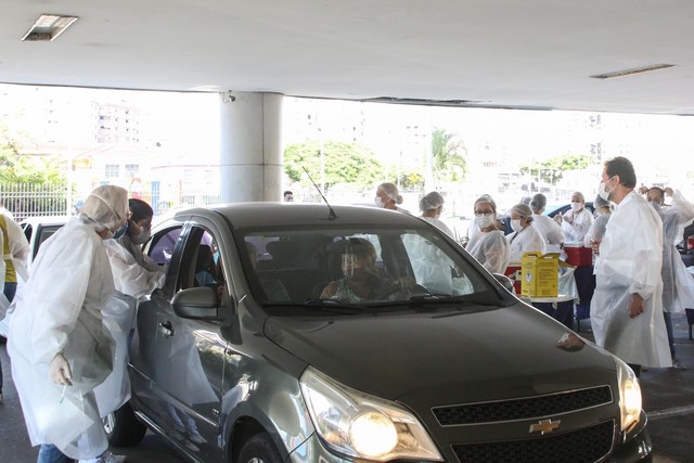 Sistema drive-thru de vacinação contra a gripe volta a operar em Santos