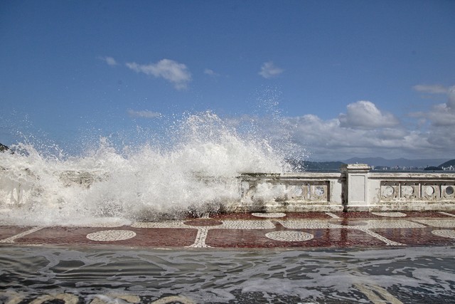 Defesa Civil de Santos emite alerta de ressaca para praias da cidade