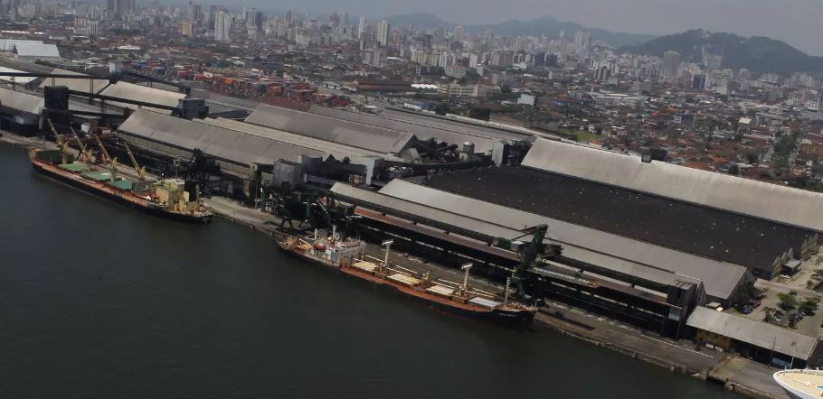 Falta de berços públicos para importação de fertilizantes preocupa no Porto de Santos
