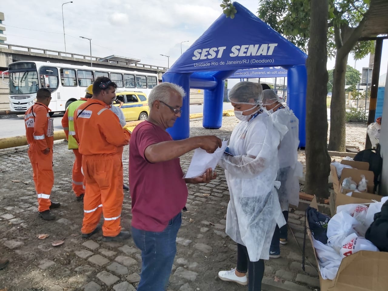 Portos do Rio de Janeiro e Itaguaí distribuem mais de 2 mil kits de higiene a caminhoneiros e portuários