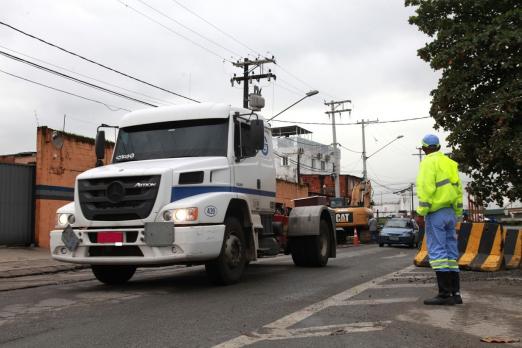 Caminhoneiros poderão se vacinar em drive thru em Santos