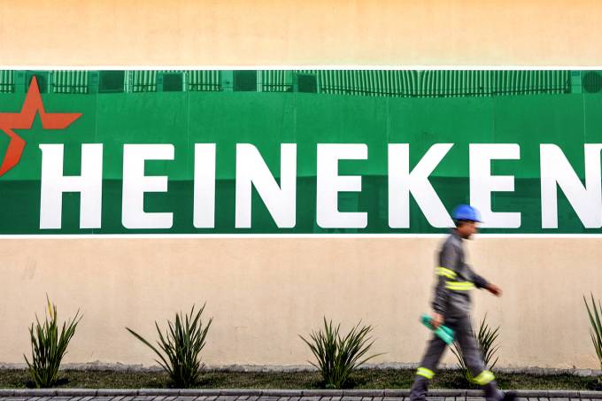 Heineken e Unilever vão produzir higienizador e doar para favelas