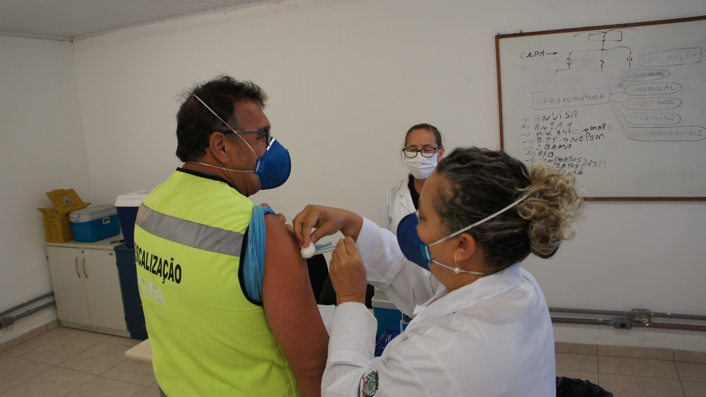 Portos do Paraná vacina trabalhadores portuários contra a Influenza
