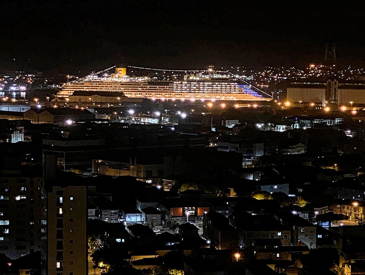 Tripulantes de navio em quarentena homenageiam Santos, autoridades e profissionais da saúde com 'obrigado'