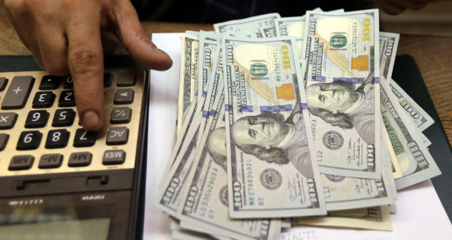 Dólar sobe a R$ 5,91 com cautela global e ruídos políticos locais