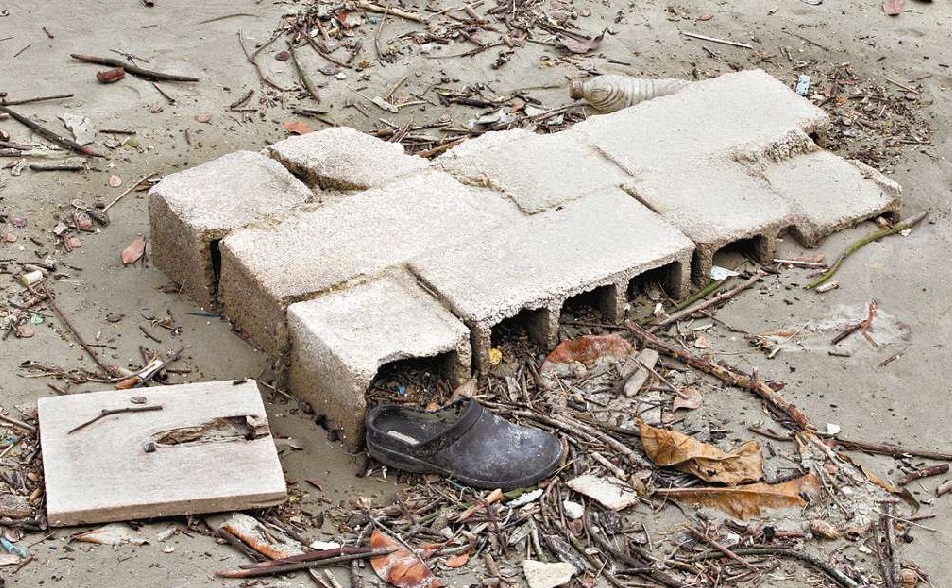 Moradores apontam sujeira em praias de Santos