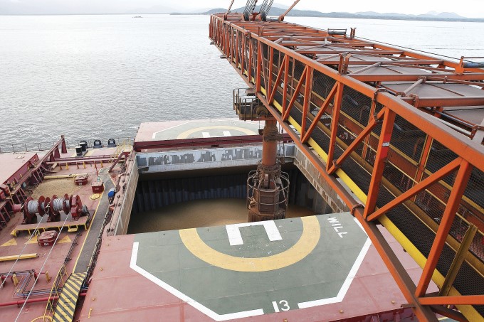 Porto de Paranaguá carrega soja normalmente após caso de Covid-19 em navio