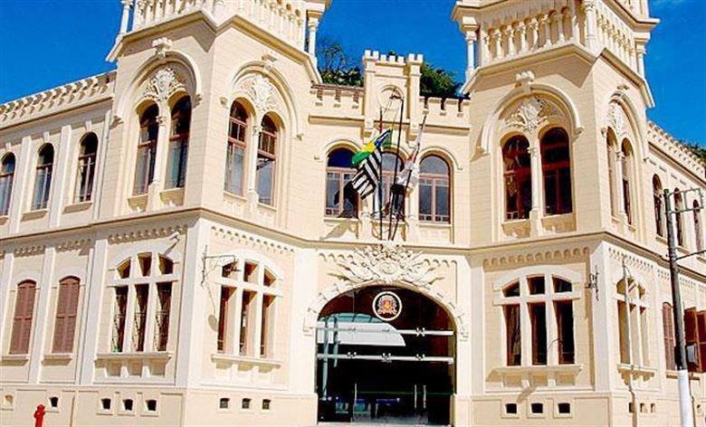 Presidente da Câmara de Santos está indignado com a Baixada na retomada. "Tem 99% de política"