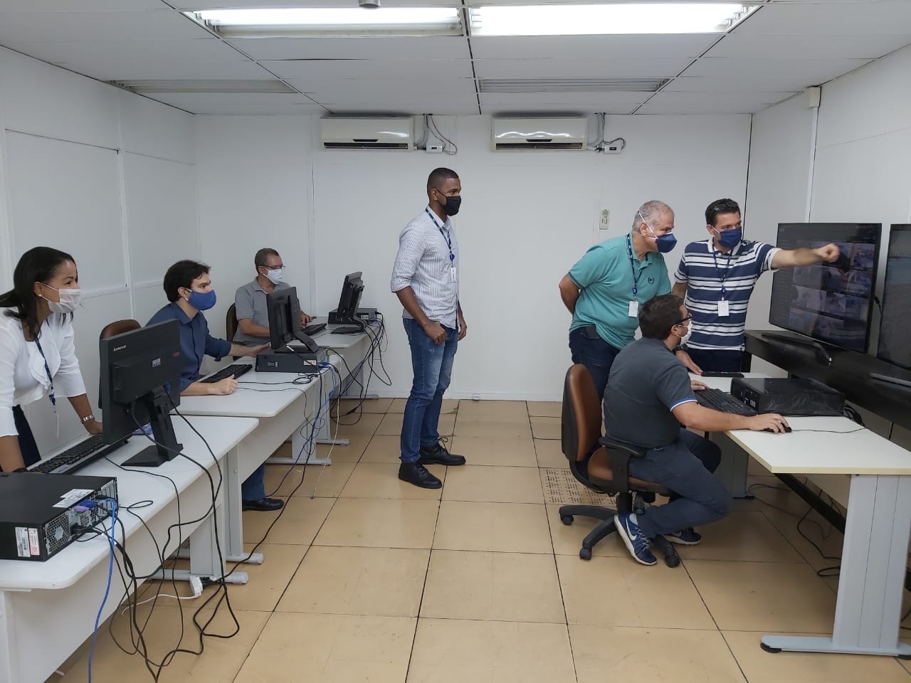 Prefeito recebe equipamentos de saúde no Porto do Rio de Janeiro