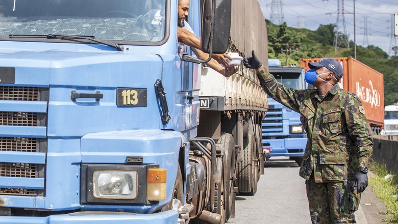 Militares da FAB cozinham e preparam marmitas para caminhoneiros em SP