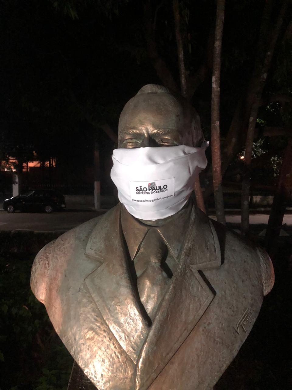 Monumentos da cidade de São Paulo ganham máscaras de proteção