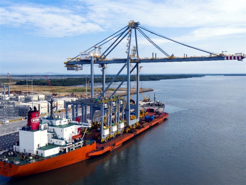DP World Posorja recebe guindaste de pórtico e três RTGs que ajudarão a aumentar sua produtividade