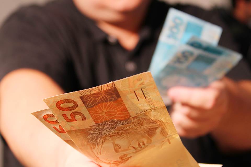 Câmara aprova MP que eleva salário mínimo para R$ 1.045 em 2020; texto vai ao Senado