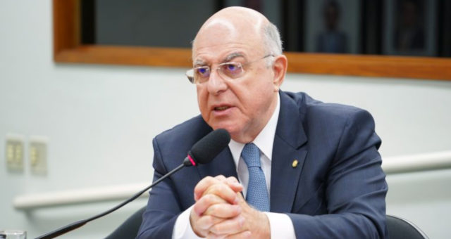 Projeto veda importação de combustíveis fósseis e etanol por 90 dias