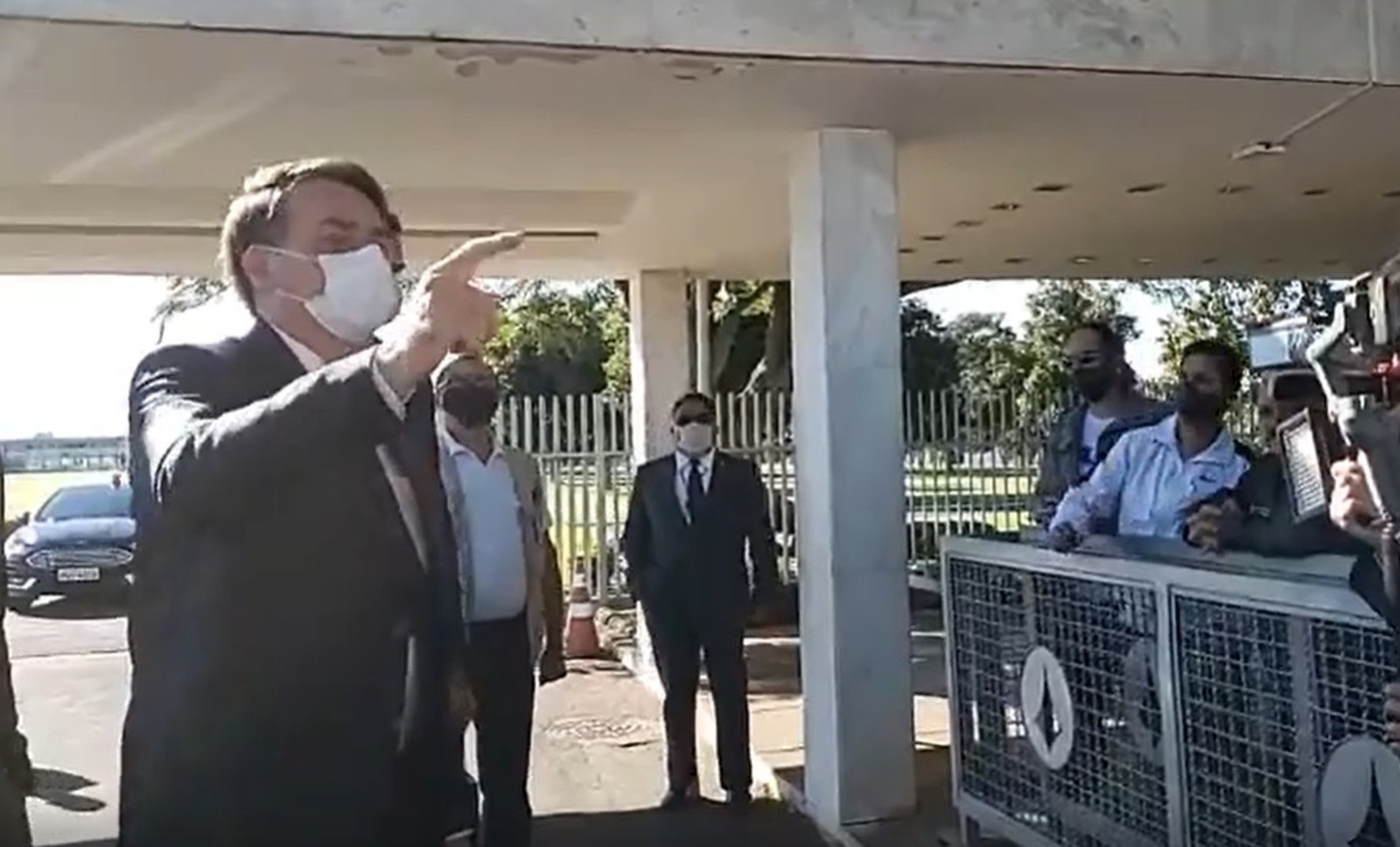 Mortes por covid-19 batem recorde e Bolsonaro ameaça governadores